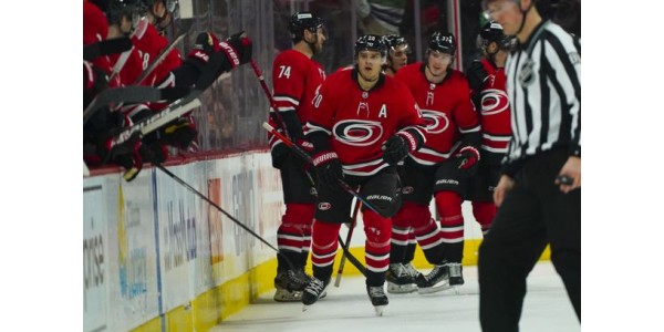Hurricanes slo Buffalo Sabres for nok en sluttspillplass